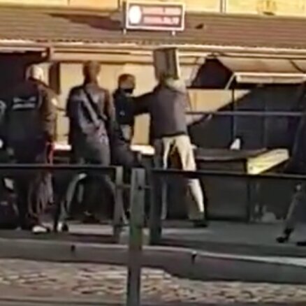 Video: 'Rīgas satiksmes' kontrolieri pieturā iekausta 15. trolejbusa pasažieri