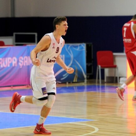 Vecvagars: Latvijas U-18 basketbolistiem izšķirošajā spēlē pret francūžiem jāspēlē vienoti