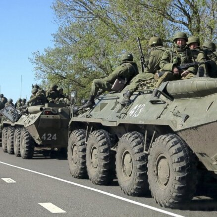 Krievijas mācības notiek kilometra attālumā no Ukrainas robežas, paziņo ministrija