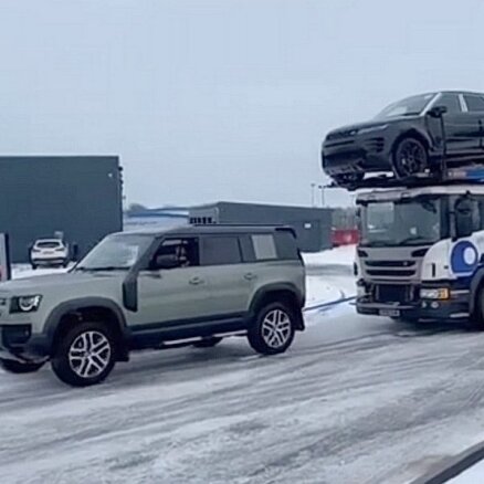 Video: 'Land Rover Defender' uzkalnā velk 40 tonnu smagu treileri
