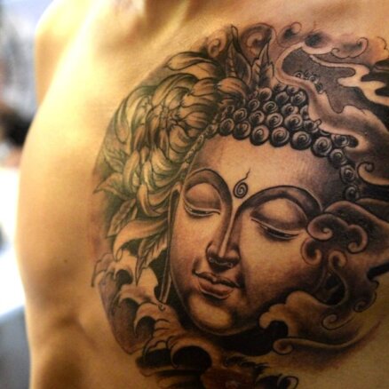 Spāņu tūristi Budas tetovējuma dēļ izraida no Mjanmas