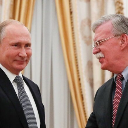 Raķešu likvidēšanas līgums ir novecojis, Putinam paziņo Boltons