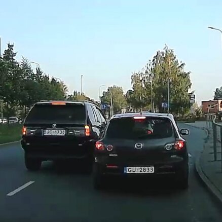 Video: Krustpils ielā BMW un 'Mazda' cīnās par vietu braukšanas joslā