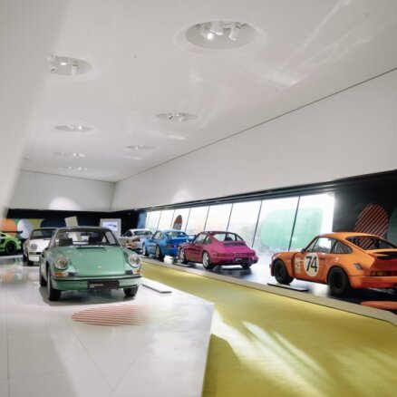 Foto: 'Porsche' atzīmē 50 gadu jubileju leģendārajam 'pīles astes' auto