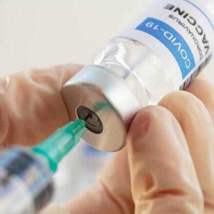 Lielbritānijā pret Covid-19 vakcinēti 137 000 cilvēku