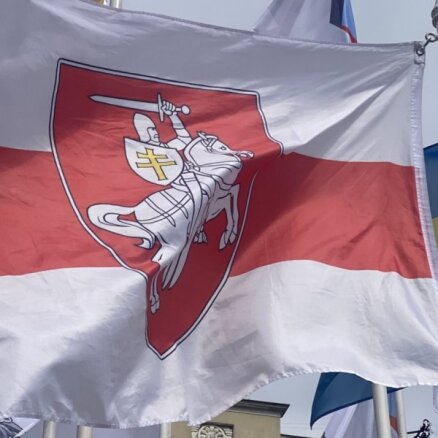 Rīgā PČ hokejā valstu karogu vidū Baltkrievijas karogs nomainīts uz balti sarkano karogu