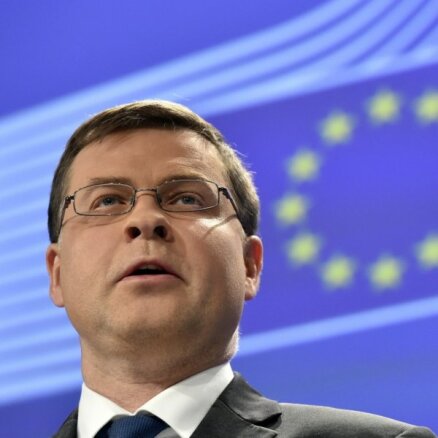 EK ir gatava turpināt sarunas ar Grieķiju; izeja no krīzes nebūs viegla, atzīst Dombrovskis