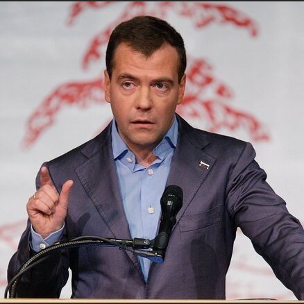 Аналитики Медведева призывают его идти на второй срок