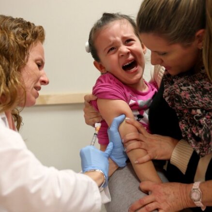 Masalu vakcīnu pretinieku dēļ Berlīnē mirst zīdainis