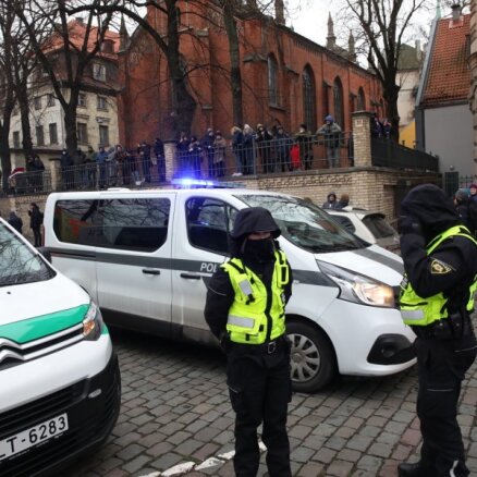 Pēc uzbrukuma policistam 11. novembra krastmalā lems par kriminālprocesa ierosināšanu