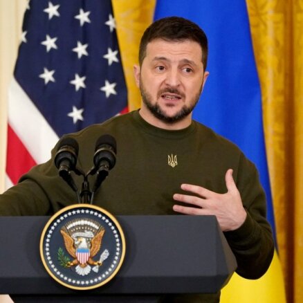 Ukraina gaida 'stiprus lēmumus' par tālākām ieroču piegādēm, saka Zelenskis