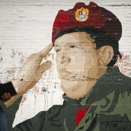 В Венесуэле демонстранты свалили и подожгли памятник Уго Чавесу