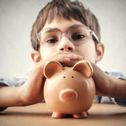 Četri vienkārši veidi, kā iemācīt bērnam atbildīgi rīkoties ar naudu
