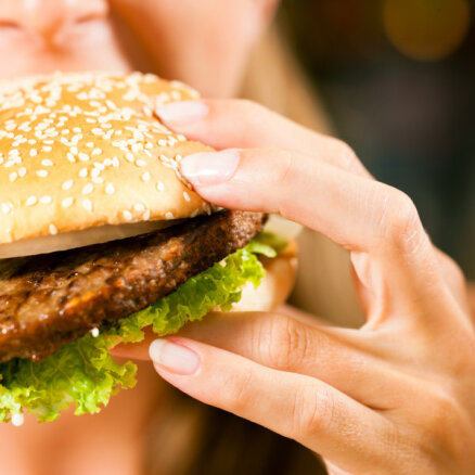 Video: Kā pareizi ēst burgeri bez ķēpas