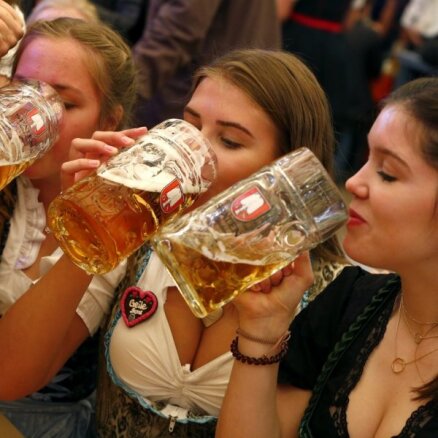 Foto: Minhenē vērienīgi atklāts līksmais alus festivāls 'Oktoberfest'