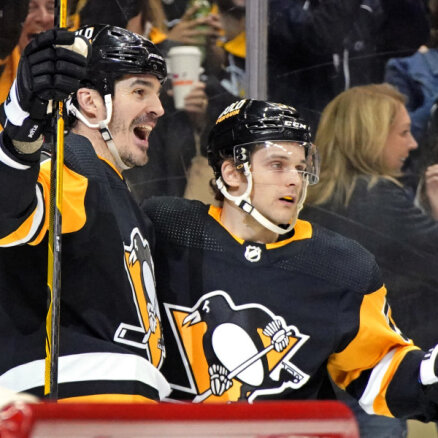 Bļugers beidzot aizvada pirmo NHL spēli sezonā; Merzļikinam savainojums