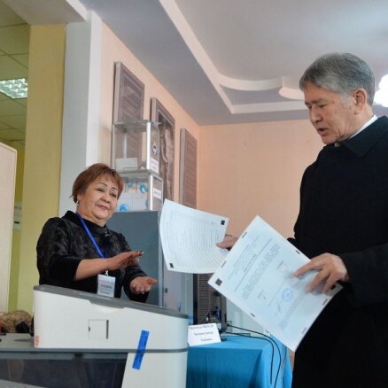 Kirgizstānā referendumā atbalsta premjera varas palielināšanu