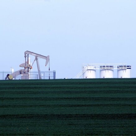 ASV varētu aicināt palielināt naftas ražošanas apjomus, lai mazinātu spiedienu uz cenu
