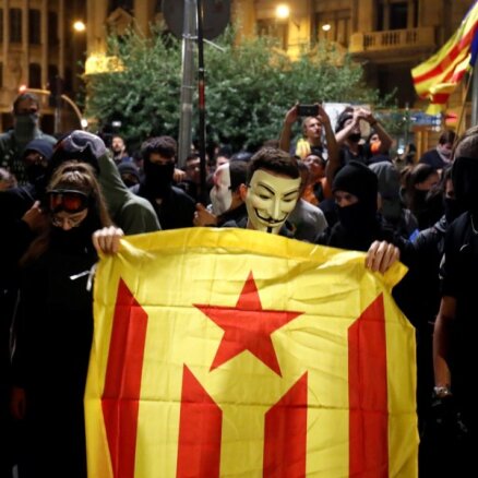 Barselonas ielās izgājuši 350 000 Katalonijas neatkarības atbalstītāju