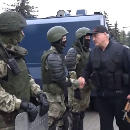 'Večuks ar automātu' – baltkrievus sagaida militārais terors, analizē politologs