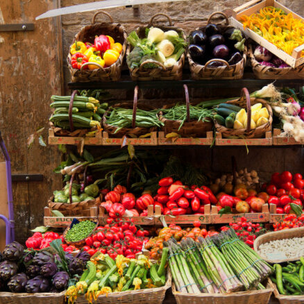 VID ķēries pie tirgu kontrolēšanas; konfiscē 1,54 tonnas dārzeņu un augļu