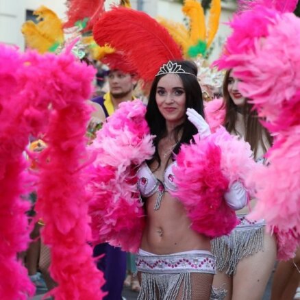 Болельщики в Самаре устроили бразильский карнавал, а в Москве — День мертвых по-мексикански