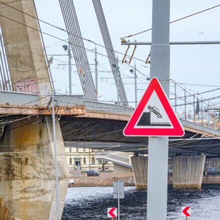 ФОТО: Как время неумолимо разрушает мосты Риги
