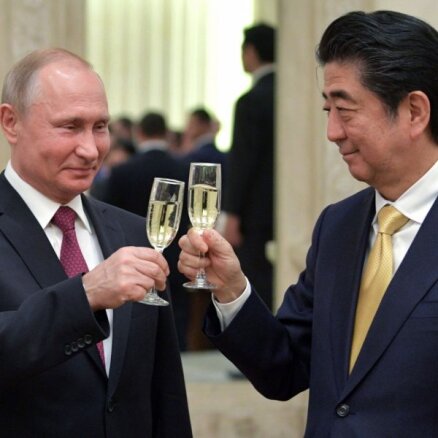 Putins un Abe apsprieduši Kuriļu salu jautājumu