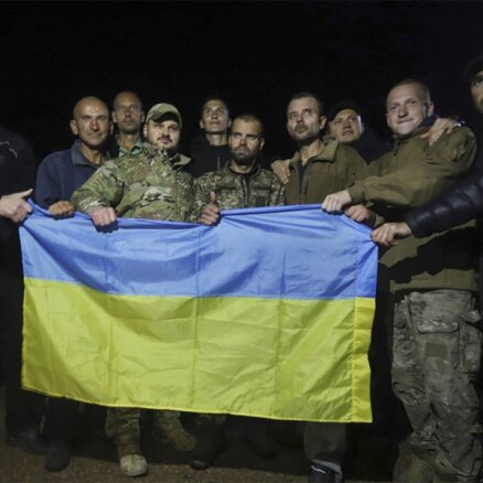 Krievija nodod Ukrainai 215 gūstekņus apmaiņā pret Medvedčuku un 55 karavīriem