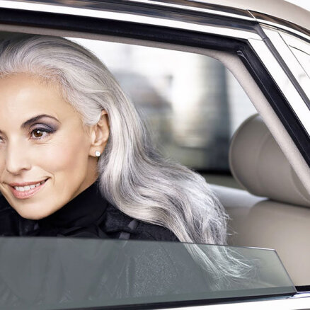 ФОТО: Вдохновляющие люди — 59-летняя седовласая бабушка востребована как fashion-модель