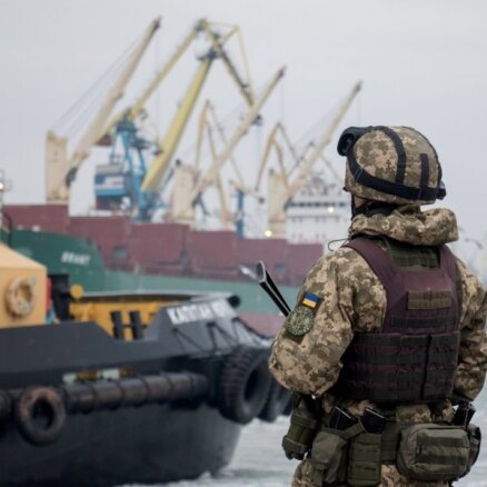 Krievija sākusi laist Ukrainas kuģus uz Mariupoli, ziņo ministrs
