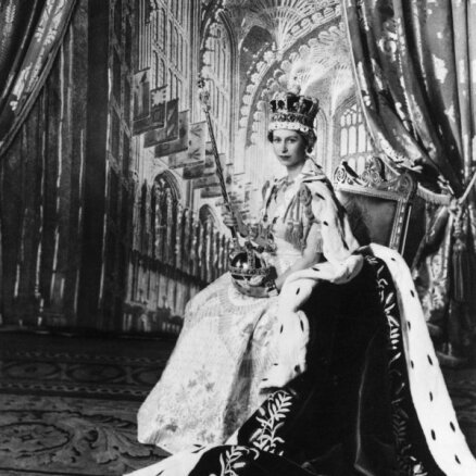 Elizabeti II pieminot: labākie karalienes portreti no pasakas estētikas līdz pankam