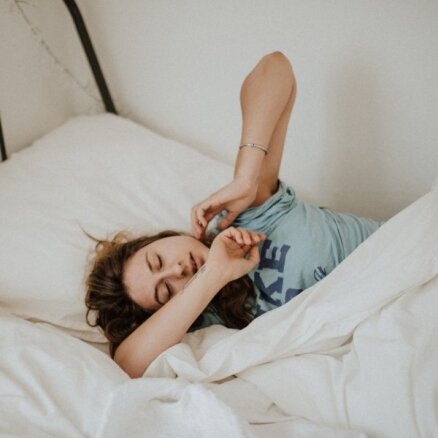 Video: Vai pusaudžu miega nozīme ir pārvērtēta?
