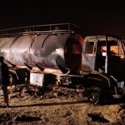Pakistānā autobusa sadursmē ar naftas vedēju 57 bojāgājušie