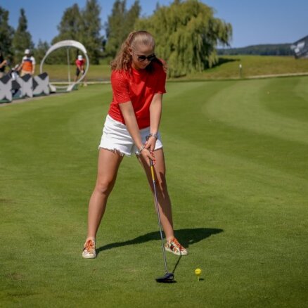 ФОТО: Теннисистка Алена Остапенко приняла участие в турнире по гольфу
