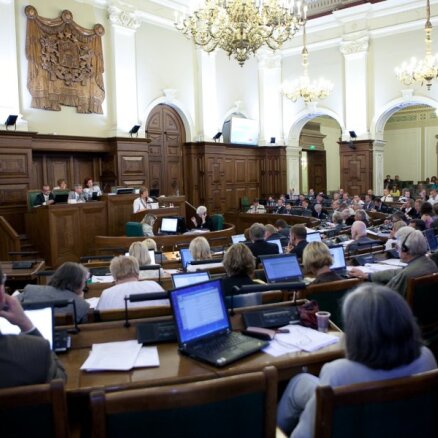 Saeimas ārkārtas sēdē par Krājbankas krahu opozīcijai nākas piekāpties; lēmumprojektu vispirms skatīs komisijā