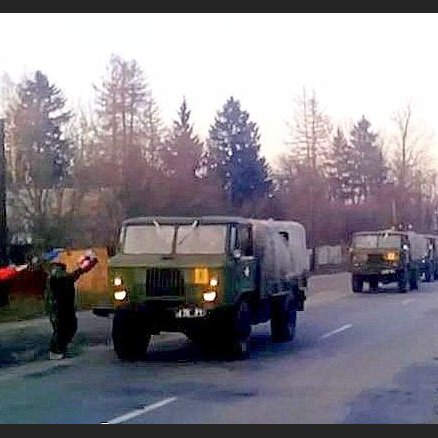 Video: Nebeidzama Ukrainas armijas kolonna dodas Krimas virzienā; cilvēki uzmundrina un dod pārtiku