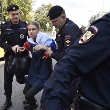 Maskavā jau pirms plānotajiem opozīcijas protestiem policija sākusi aizturēšanas