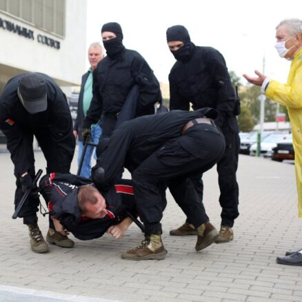 Foto: Minskā aizturēti ap 200 protestētāju; Gomeļā OMON protestētājus izklīdina ar asaru gāzi