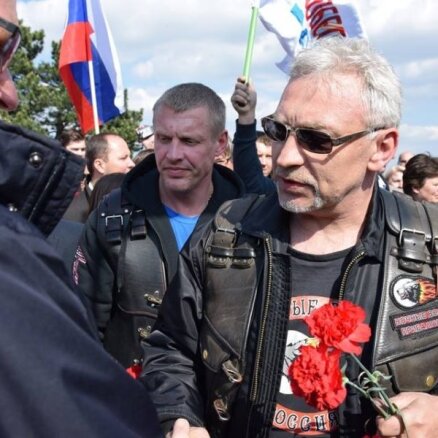 Latvijas 'Night Wolves' Bratislavā sagaida ar ovācijām un saucieniem 'Krievija, Krievija'
