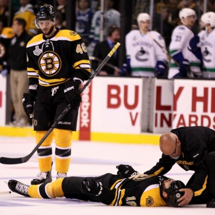 Smagu traumu Stenlija kausa finālspēlē guvis 'Bruins' uzbrucējs Nātans Hortons