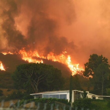 Foto: Losandželosā plosās pilsētas vēsturē lielākais savvaļas ugunsgrēks