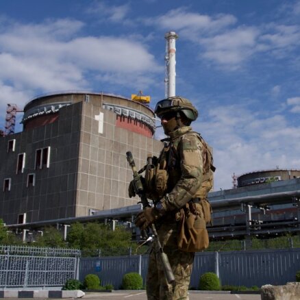 Энергодар подвергся обстрелу. Россия утверждает, что украинские "диверсанты" пытались захватить Запорожскую АЭС