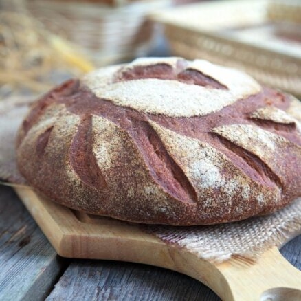 Silta, mīksta un smaržīga mājās cepta maize un smalkmaizītes – 14 receptes naskākiem gatavotājiem