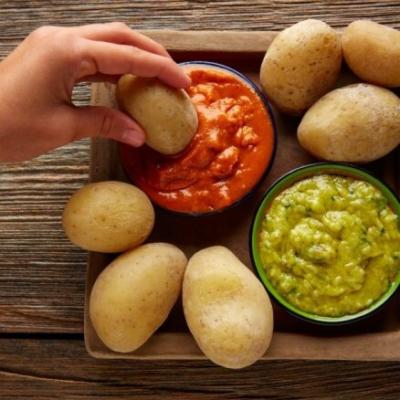 Ģeniāla ballīšu uzkoda: Kanāriju salās iecienītie kartupelīši 'papas arrugadas' ar mērcēm