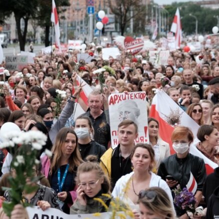 Kārtējie protesti Minskā pulcē vairāk nekā 100 000 cilvēku