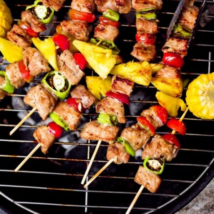 Ideāla šašlika noslēpums un citi grilēšanas 'knifi'