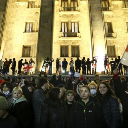 Foto: Gruzijā protesti nerimst – ielās izgājuši vismaz 30 000 cilvēku