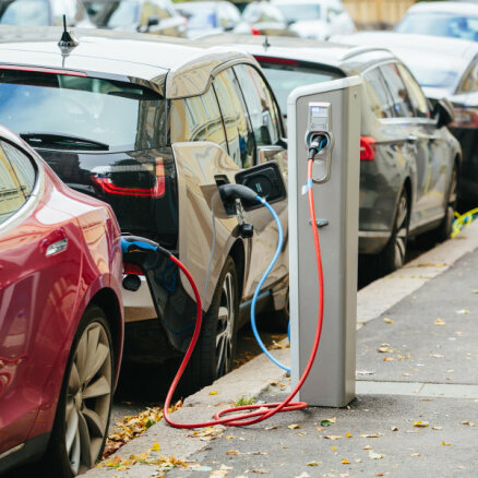 Pētījums: Elektromobiļu ražošana līdz 2027.gadam kļūs lētāka par iekšdedzes auto ražošanu