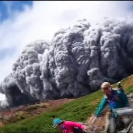 Video: Kā tūristi bēga no nāvējošā vulkānisko pelnu mākoņa Japānā